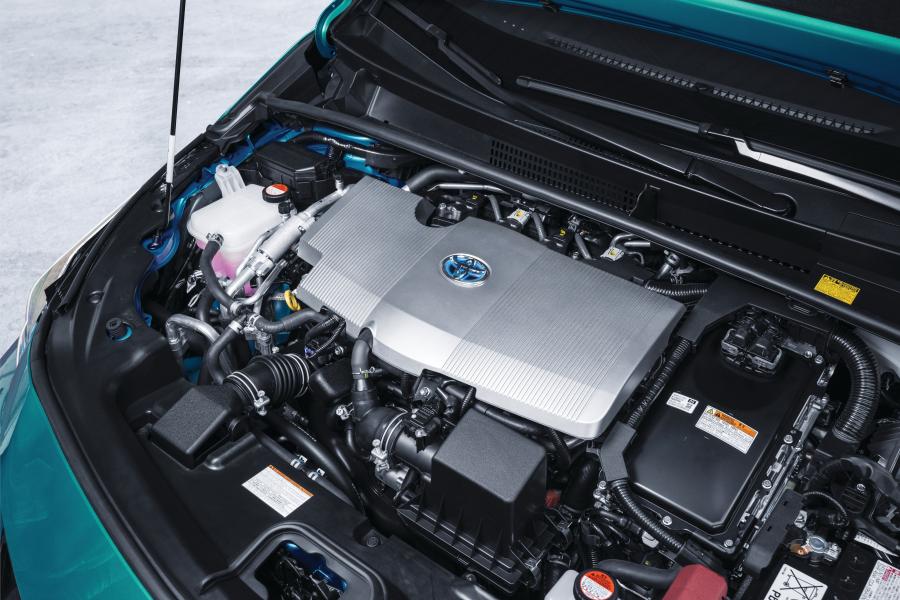 Моторный отсек Toyota Prius Plug-in Hybrid 2016 года  (фото 10 из 187)